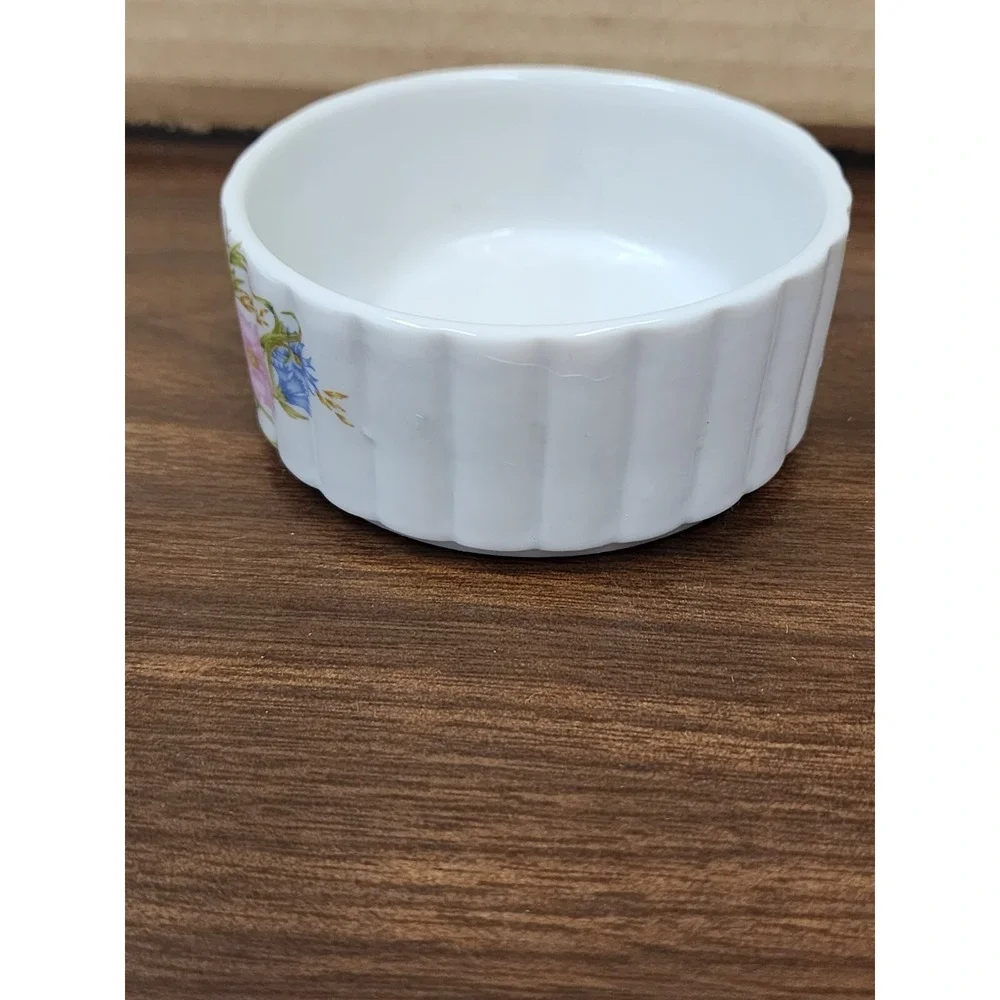Small Trinket Round‎ Box W/Lid Featuring Pink & Blue Flowers And A 3D Butterfly.